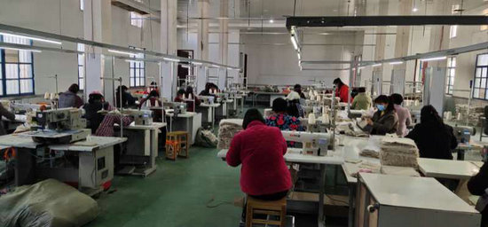 平顶山鲁山县仓头乡 “箱包加工”让群众家门口就业 箱包销售助推乡村振兴